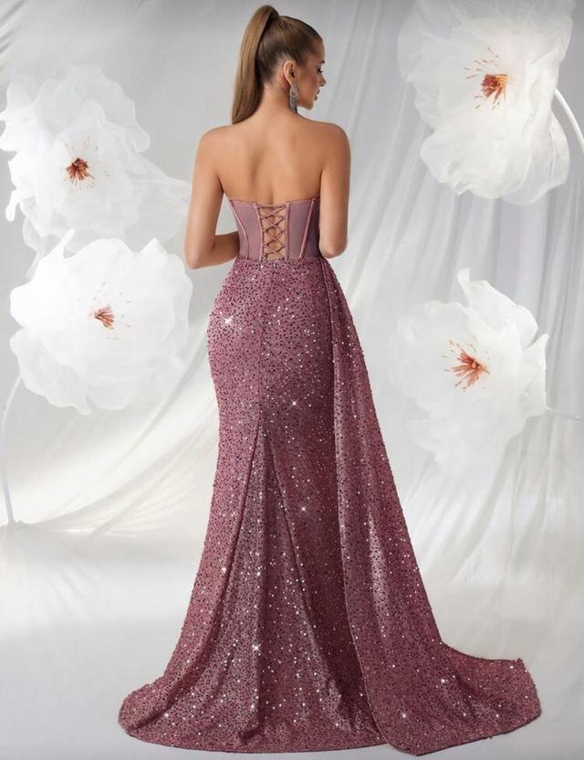 ชุดงานพรอม/ขุดราตรี กลิ่นใหม่ยังอยู่ แถมมงกุฎ รูปที่ 2