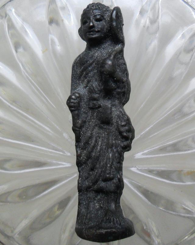 เหรียญนั่งพานหลวงพ่อเกษมเขมโกค่ะ 9