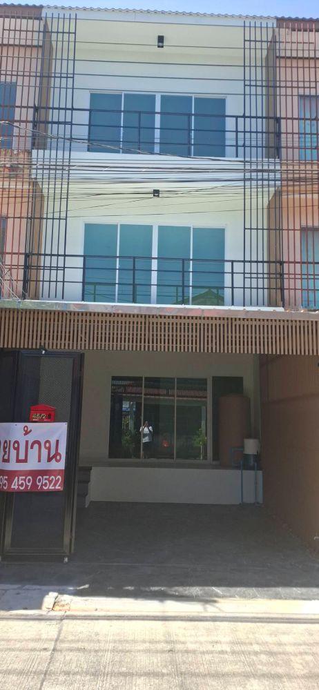 ขายทาวน์โฮม 3 ชั้น รีโนเวทใหม่พร้อมเข้าอยู่ ซ.พระยาสุเรนทร์ 17 - บางชัน ทำเลดี เดินทางสะดวก ใกล้ MRT สายสีชมพู  2