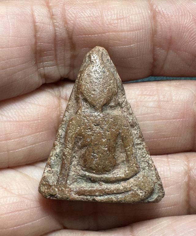 พระนางพญาพิมพ์เข่าโค้งพระผ่านการใช้ เนื้อแห้งแต่นุ่มมีธรรมชาติความเก่า