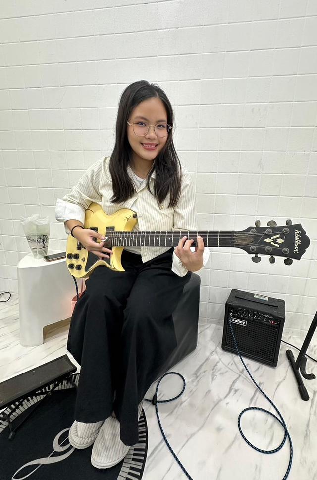 รับสอนกีตาร์ทุกประเภท ที่ Fin Music School 12