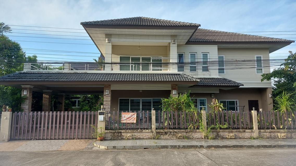 บ้านเดี่ยว 2 ชั้น 5 ห้องนอน 4 ห้องน้ำ ห้องครัว ห้องรับแขก  ระเบียงดาดฟ้า บ่อปลาคราฟ ปั้มน้ำ ถ้งเก็บน้ำ ซักล้าง สวน แอร์ 5 ตัว มุ้งลวดพร้อมม่าน 4