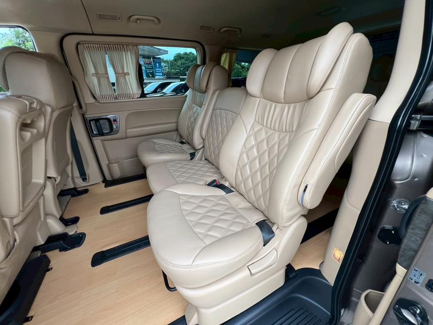 ปี 2014 HYUNDAI GRAND STAREX, 2.5 VIP โฉม ปี10-18 สีน้ำตาล เกียร์ออโต้ เครื่องดีเซล ไมล์แท้ 156,629 km. คู่มือบุ๊คเซอร์วิสครบ 14