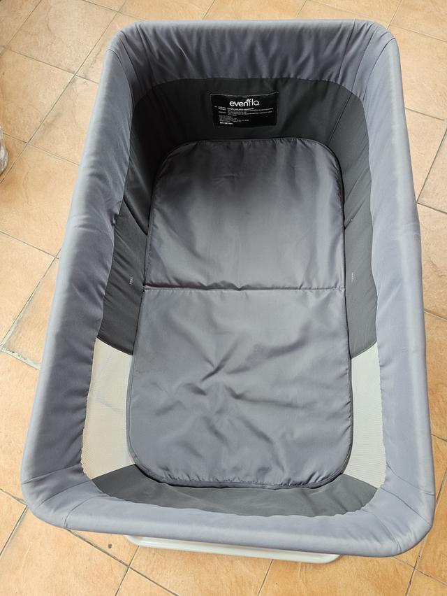 เปลเด็ก Evenflo เตียงเด็กพับเล็ก รุ่น Villi สำหรับเด็กแรกเกิด - 15 เดือน มือสอง สภาพดี 6