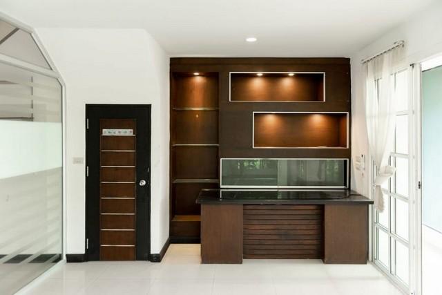 ให้เช่าทาวน์โฮม 3 ชั้น หลังมุม 4 ห้องนอน หมู่บ้านชาลิสา ซอยลาดพร้าว วังหิน 34 เดินทางสะดวก ตกแต่งพร้อมสำหรับ home office 3