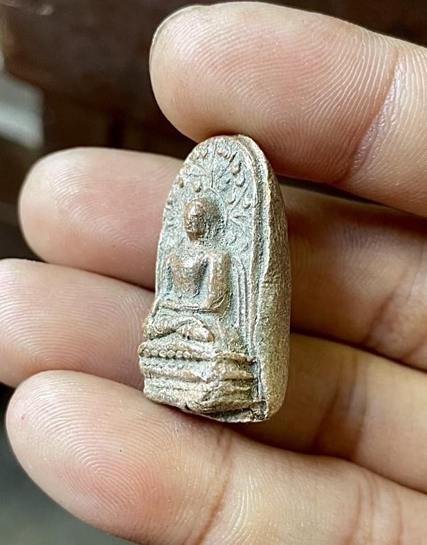 พระคงลำพูน กรุเก่า เนื้อดิน วัดพระคงฤๅษี สีพิกุลค่อนสีเนื้อ 6