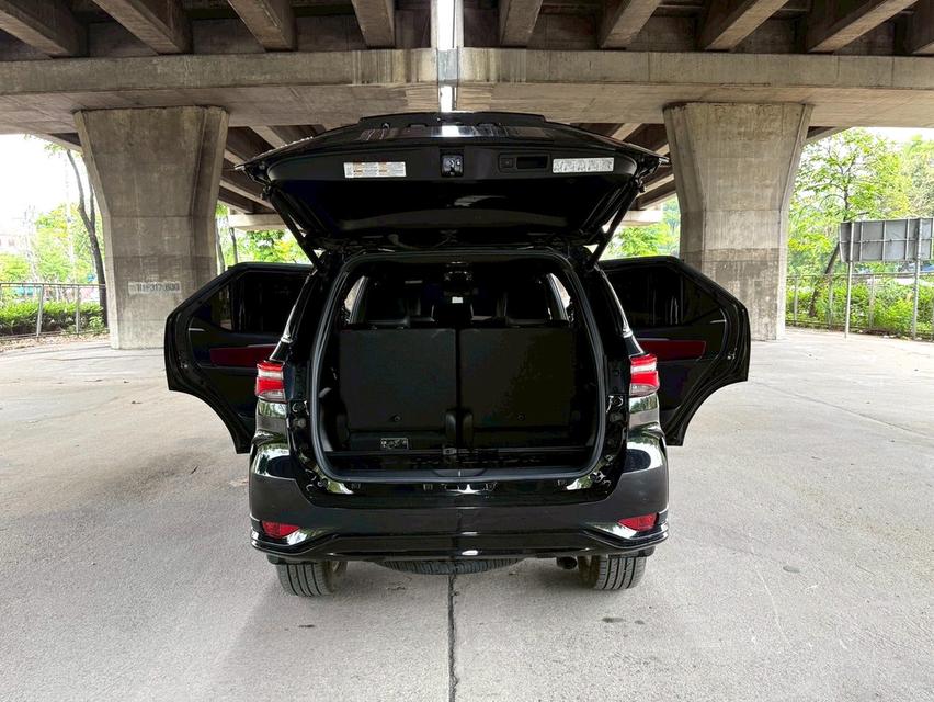 ขายรถ Toyota Fortuner 2.8 Legender 2WD ปี 2022 สีดำ เกียร์ออโต้ 18