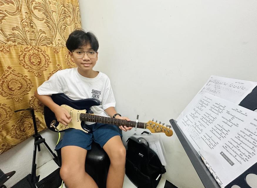 รับสอนกีตาร์ทุกประเภท ที่ Fin Music School 11