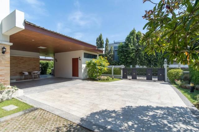 Pool Villa ให้เช่าคฤหาสน์หรู 3 ชั้น 6นอน พระราม9 Motorway ใกล้ม.นานาชาติแสตมฟอร์ด 240 ม. 6 น้ำ เฟอร์ เครื่องใช้ไฟฟ้าครบ 2