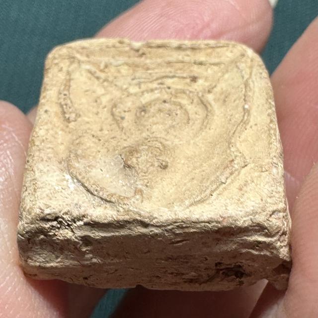 พระเนื้อดินเผาพิมพ์ซุ้มเส้นลวด หลวงพ่อโต วัดโพธิ์ศรีเจริญ สุพรรณบุรี (หลวงพ่อมุ่ยร่วมเสก) รูปที่ 6