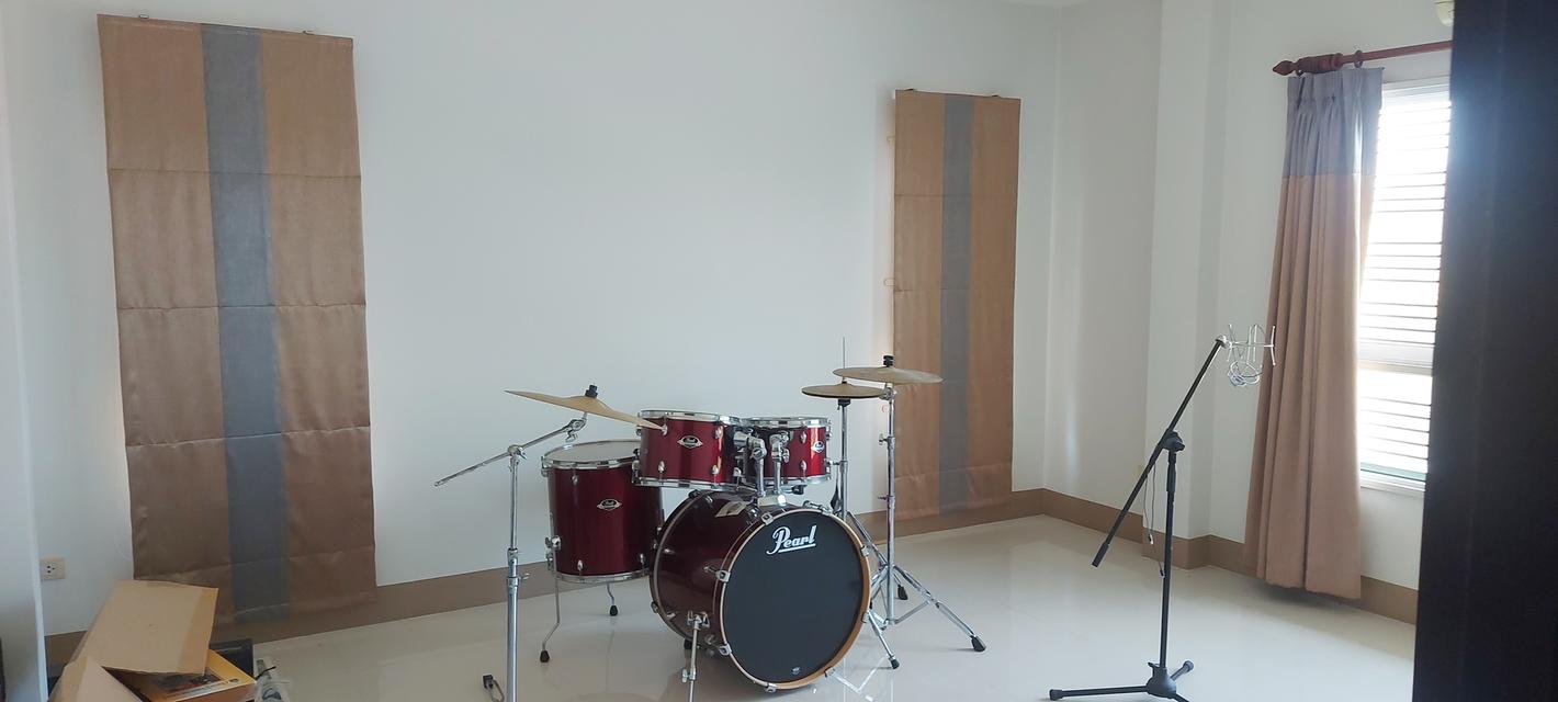 บ้านเดี่ยว 2 ชั้น 5 ห้องนอน 4 ห้องน้ำ ห้องครัว ห้องรับแขก  ระเบียงดาดฟ้า บ่อปลาคราฟ ปั้มน้ำ ถ้งเก็บน้ำ ซักล้าง สวน แอร์ 5 ตัว มุ้งลวดพร้อมม่าน 15