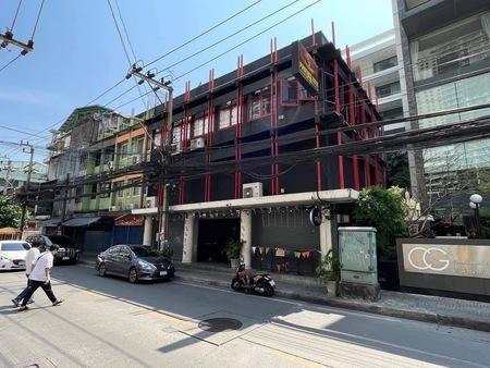 ขาย อาคารพาณิชย์ 3 คูหาติดกัน ทำเลทอง ซอย สุขุมวิท 22 เหมาะทำร้านอาหาร/คาเฟ่ /บาร์/ Office /Hostel 095-1642956 ZXC 1