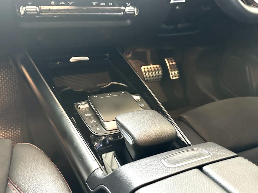 2023/24 MERCEDES BENZ GLA200 AMG พร้อมแพคเกจ MBSP ศูนย์ 12