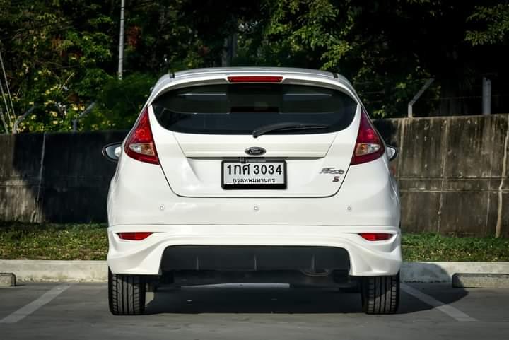 Ford Fiesta สีขาว 4