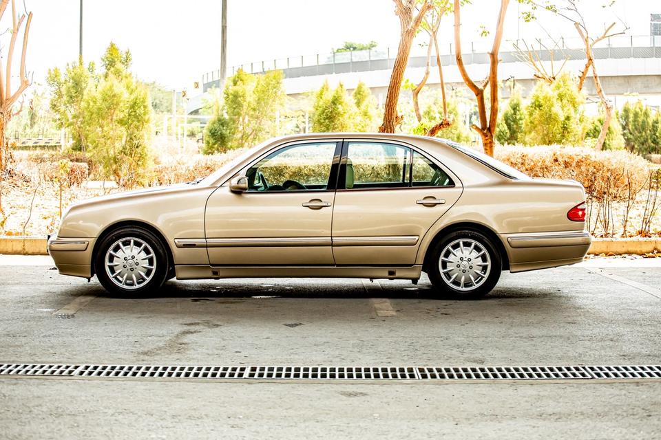 Benz E200 ปี 2001 สีบรอนซ์ทอง สวยสภาพดี  7