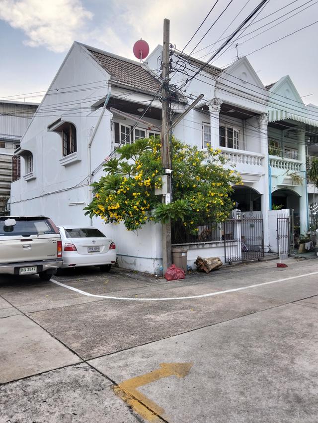 ให้เช่า ทาวเฮ้าส์ 2 ชั้น ย่านพระราม 3 สาทร สีลม สาธุประดิษฐ์ นางลิ้นจี่ หมู่บ้านภัทราวิลล่า อยู่ใกล้โรงงานวาโก้ เช่าเดือนละ 20000 บาท จอดรถรถได้ 3 คัน 9