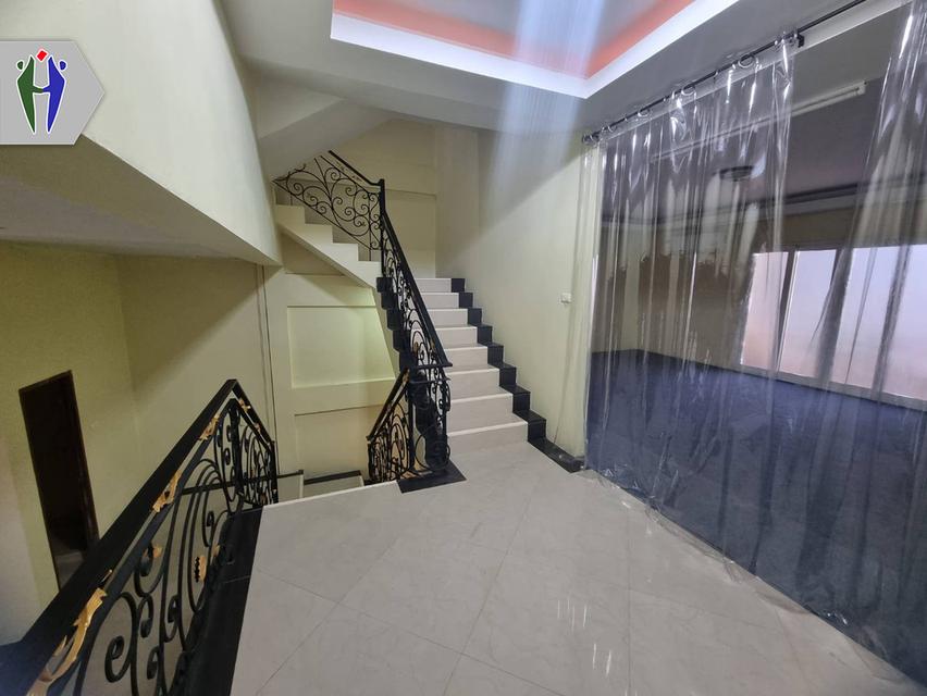 อาคารพาณิชย์ให้ พัทยาใต้ สายสาม ทำธุรกิจได้ พร้อมเข้าอยู่ • อาคารพาณิชย์ 3 ชั้น 24 ตารางวา • มีที่จอดรถหน้าตึก • มีห้องน้ำทุกชั้น • เฟอร์นิเจอร์บางส่ว 4