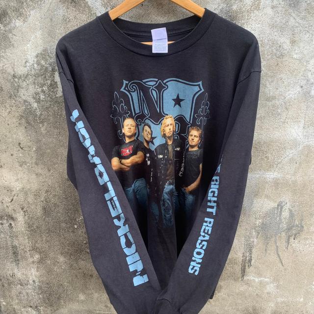 เสื้อวง Nickelback All The Right Reasons Tour 2007 ตัวนี้ เป็นงานเสื้อวงร็อกยุค 2000s (Y2K)