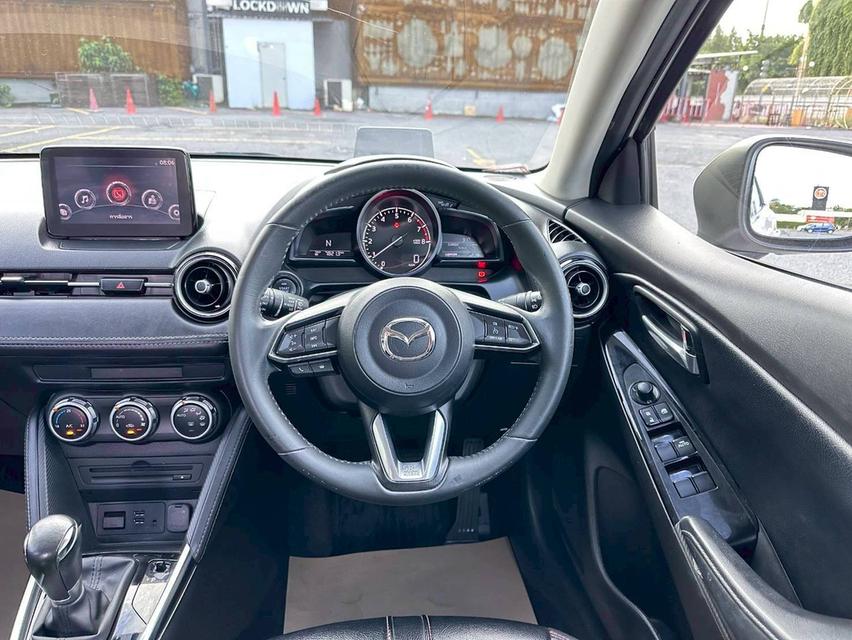 Mazda2 Skyactive 1.3 Sport High connect hatchback เกียร์ Auto สีขาวมุก ปี2018 16