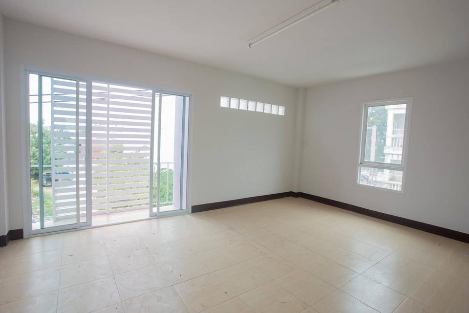 อาคารพาณิชย์ 3 ชั้น ใจกลางเมืองนครสวรรค์บนถนนโกสีย์ 2 ห้องนอน 2 ห้องน้ำ 4