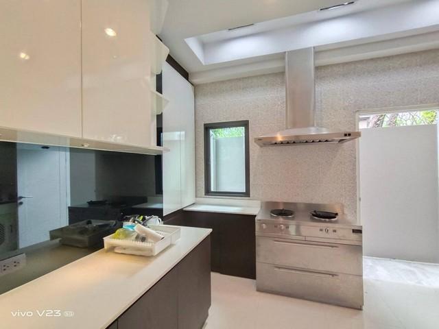 ขายบ้านเดี่ยว 3 ชั้น  Private Nirvana Residence ขนาดที่ดิน 70 ตารางวา พื้นที่ใช้สอย 370 ตารางเมตร หลังมุม ตกแแต่งพร้อมอยู่ 4 ห้องนอน 5 ห้องน้ำ  7