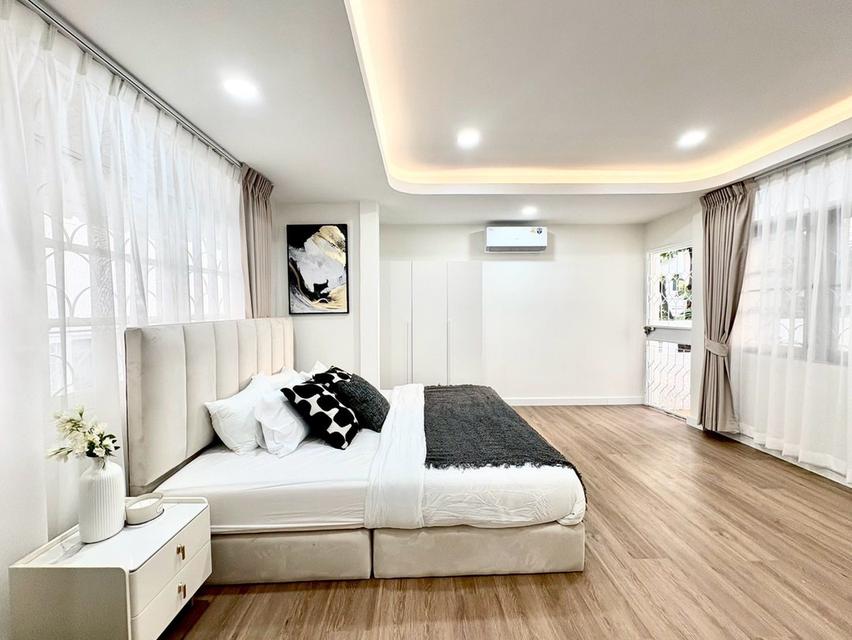 ให้เช่า บ้านหรูใจกลางรัชดา พร้อมสระว่ายน้ำส่วนตัว 500 ตร.ม. 5 ห้องนอน ใกล้ MRT ห้วยขวาง 2