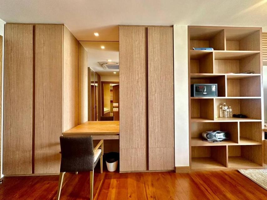 ขายบ้านเดี่ยวหรู 2 ชั้น ติดทะเล – บางเสร่ • ขนาดที่ดิน 438 ตารางวา คฤหาสน์ส่วนตัวริมทะเล บรรยากาศเงียบสงบ เป็นส่วนตัวสูง เหมาะสำหรับอยู่อาศัยระดับอัลต 9