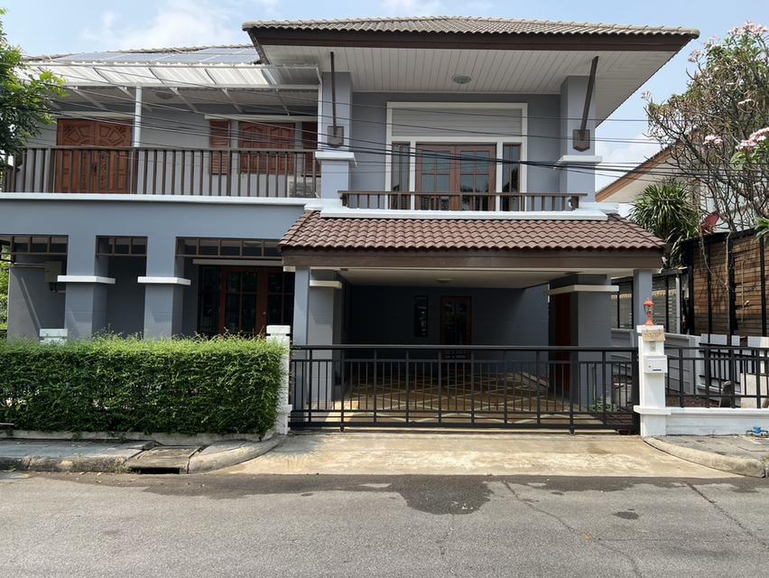 ขายบ้านเดี่ยว หมู่บ้านลีฟวิ่งนารา ซ.เคหะร่มเกล้า 64 แขวงคลองสองต้นนุ่น เขตลาดกระบัง เนื้อที่71ตารางวา  4ห้องนอน 4ห้องน้ำ ติดโซลาเซลล์(ขายไฟได้) 1