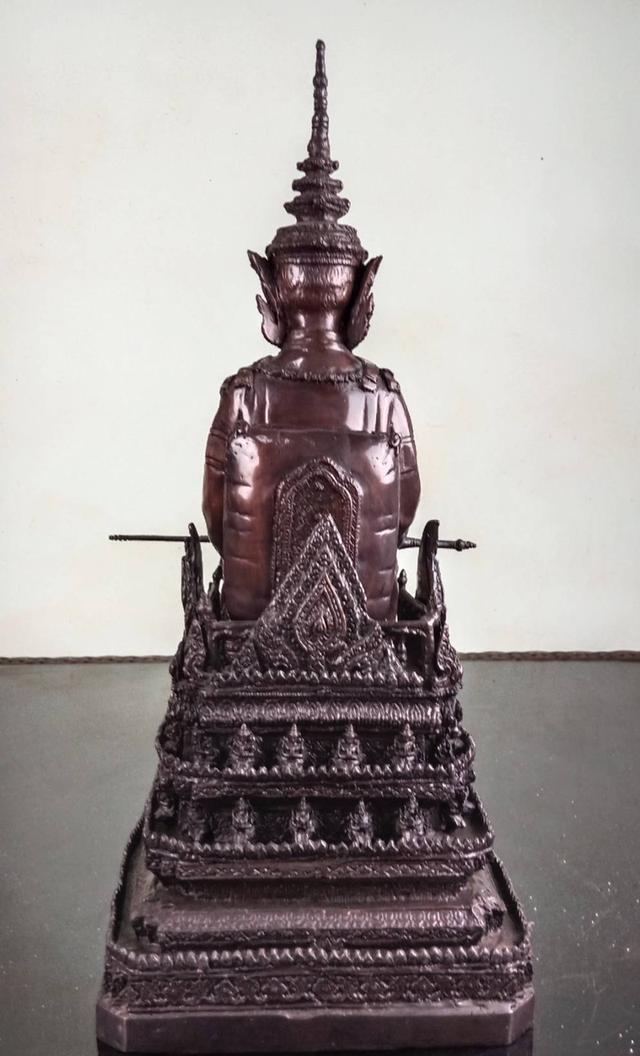 774.พระบรมรูปหล่อในหลวงรัชกาลที่ 9 พระบาทสมเด็จพระปรมินทรมหาภูมิพลอดุลยเดช ทรงประทับบนพระที่นั่งราชยานพุดตานทอง เ รูปที่ 4