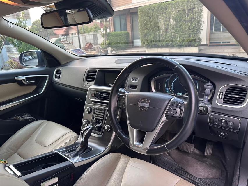 ขายVolvo v60 t4f ชุดแต่งแท้รอบคัน