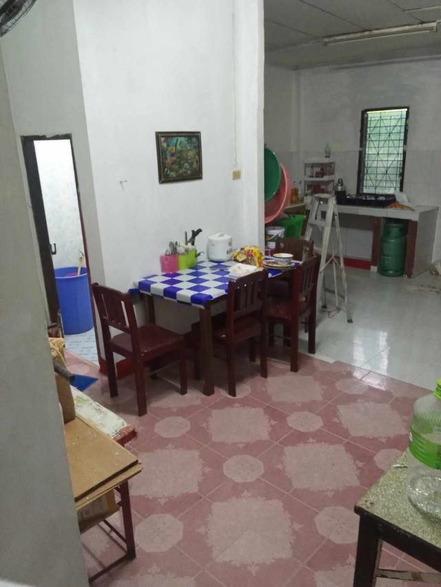 ขายด่วนทาวน์เฮ้าส์ชั้นเดียว บ้านอยู่ด่านนอกสะเดา อ.สะเดา จ.สงขลา ใกล้ศุลกากรสะเดา ซอยธนพัฒน์ 2 2 ห้องนอน 1 ห้องน้ำ 1 ห้องครัว ราคา 800000 บาท 7