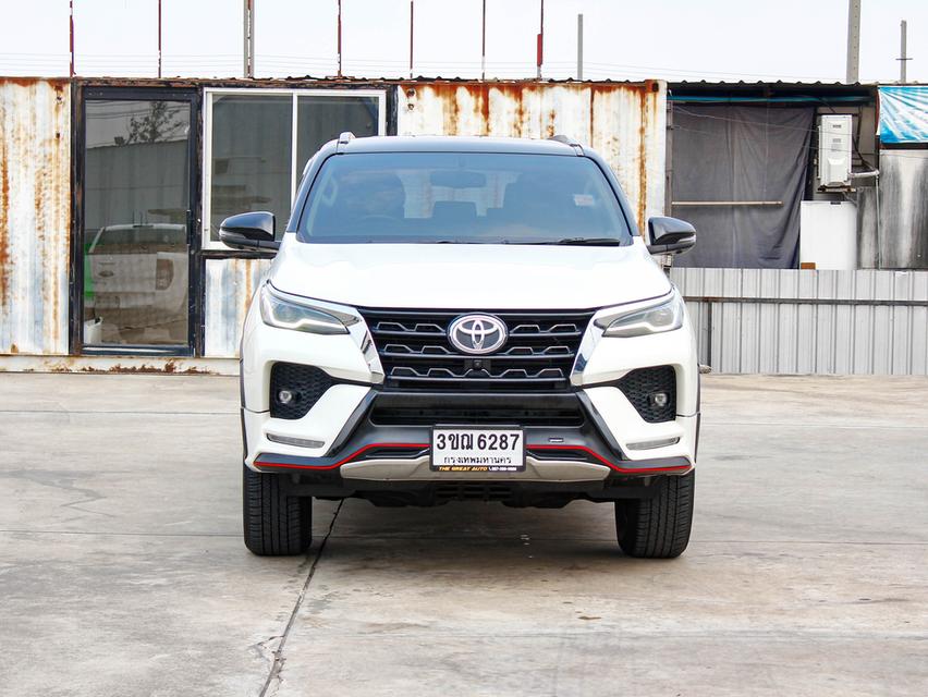 TOYOTA FORTUNER 2.4 V 4WD LEADER ปี 2022 โฉม ปี 15-ปัจจุบัน เครื่องดีเซล เกียร์ Auto สีขาว 7 ที่นั่ง ไมล์แท้เพียง 54,809 km.