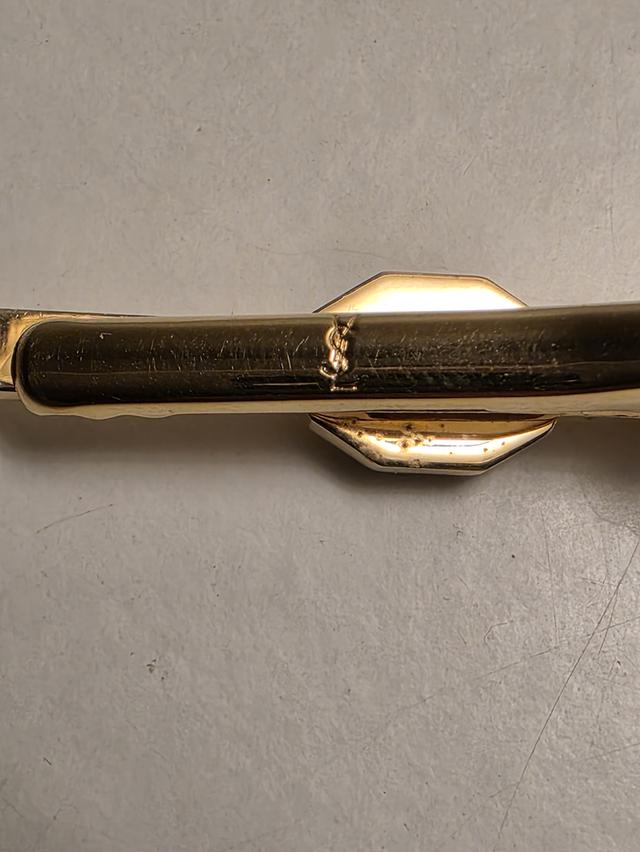 หนีบเนคไทวินเทจสีทองจากแบรนด์ Yves Saint Laurent. รูปที่ 2