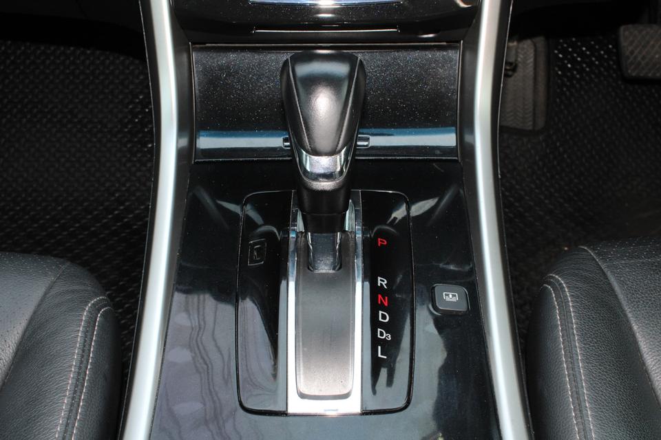 HONDA ACCORD 2.0 E สีเงิน ปี18 รูปที่ 10