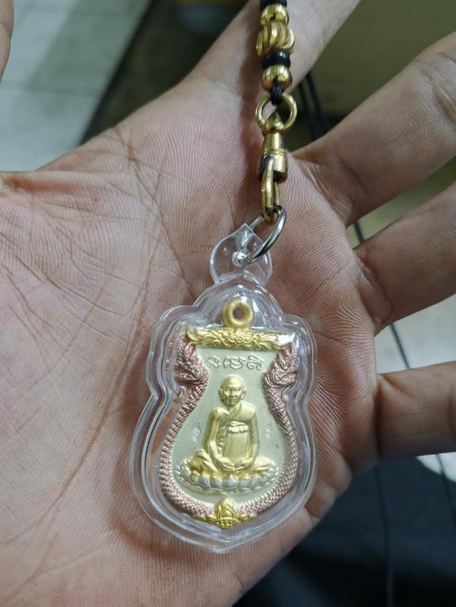 คือเหรียญรูปไข่ "ฉลองพุทธชยันตี 2600 ปี" หลวงปู่หงษ์ พรหมปัญโญ วัดสุสานทุ่งมน จ.สุรินทร์ ปี 2555. รูปที่ 2