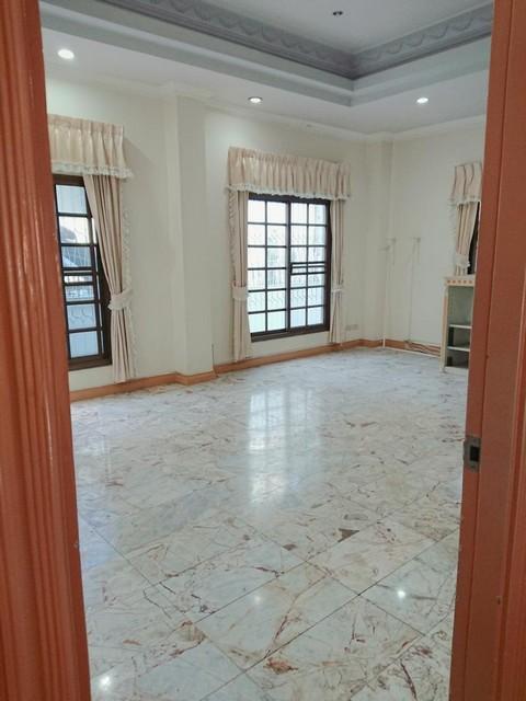 ขายบ้านเดี่ยว 3 ชั้น หมู่บ้าน ป.ธนานิเวศน์ ถนนเสนานิคม 1 ซอย 28 ขนาดที่ดิน 215 ตรว. บ้านต้องรีโนเวท 4