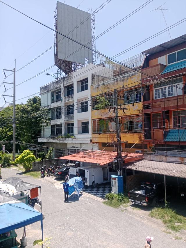 ขายตึกแถวหรืออาคารพาณิช 17.6 ตารางวา3.5 ชั้นริมถนนสุขุมวิทใหญ่ก่อนเลี้ยวถนนลงหาดบางแสน(กาแลคซี่) แนวสะพานลอยทำเลสุดราคาว่าจะเอาเร็ว  3.89 ล้านบาทพอ ๆ 4