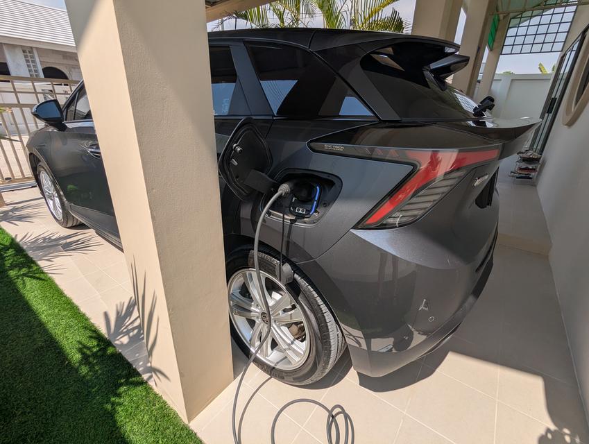 MG 4 electric, 10/2025, new price 709.000 baht, lifetime guarantee batterie, premium insurance 1/2 year, incl. new MG Wallbox, 9,5t km, best price TH รูปที่ 4