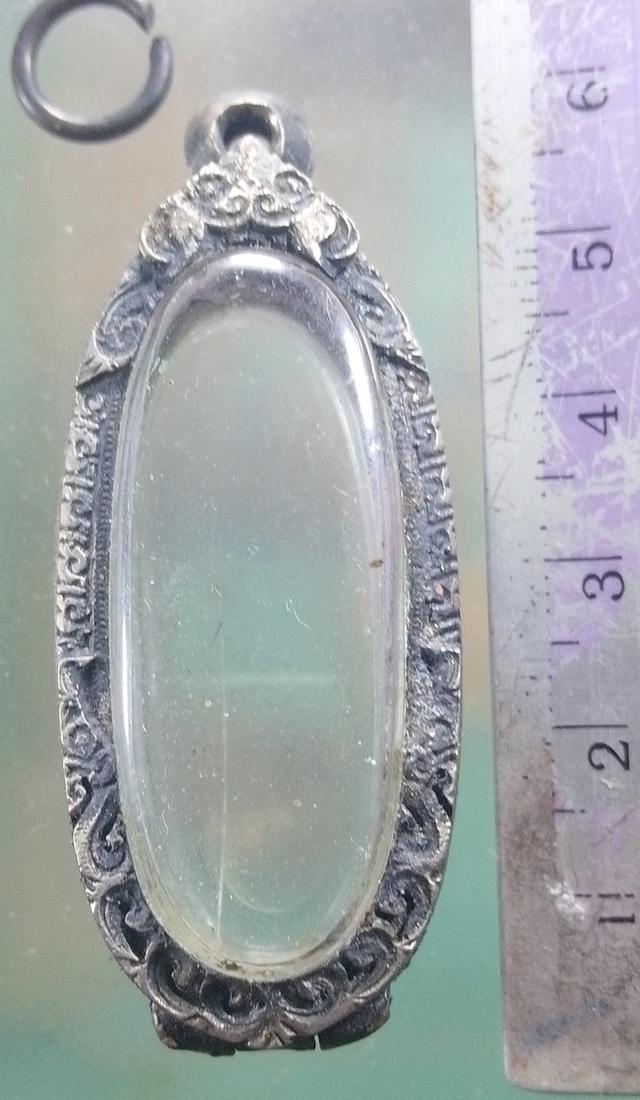 ตลับเก่าใส่พระลีลาเม็ดขนุน
