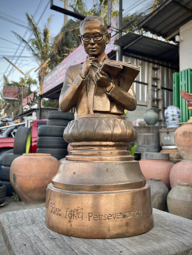 พระบรมรูปในหลวงรัชกาลที่9 ทรงงาน เนื้อทองเหลือง รุ่นวิริยะ Perseverance 2