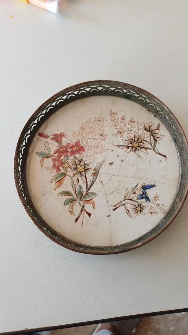 ถาดกระเบื้องขอบโลหะโบราณ