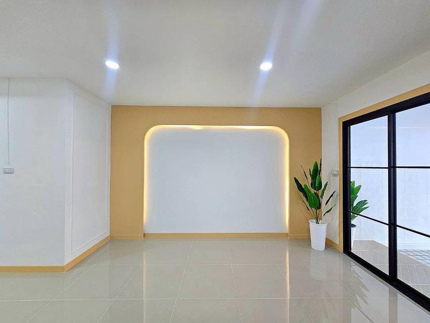 หมู่บ้านบัวทองธานี ฝั่งตรงข้ามสมบัติบุรี 11