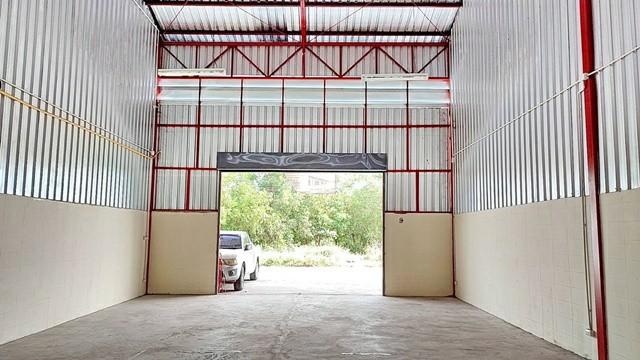 ใกล้ทางด่วนศรีสมาน โกดังให้เช่า 1 ห้องน้ำ และโรบินสัน ศรีสมาน ภายใน 1 กม. 200 ตร.ม. ลึก 25 ม. ถนนกว้าง 10 ม. เหลือ 2 ยูน 5
