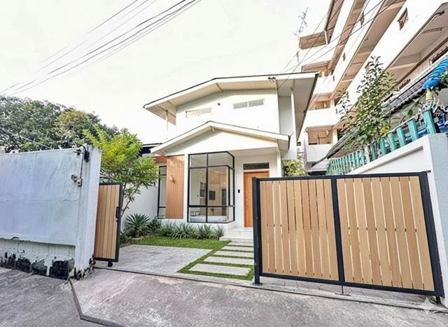 ตลาดอุดมสุข 300 ม รร.นานาชาติเบิร์คลีย์ 1.8 กม. 3 นอน 2 น้ำ . ทางด่วนสุขุมวิท60-68 BTSอุดมสุข 500ม. ให้เช่าบ้านเดี่ยว 2  1