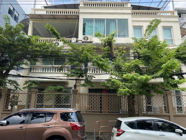 ขายบ้านเดี่ยวหลังใหญ่ ซอยสภาการเหมืองแร่ ใกล้มหาวิทยาลัยหอการค้า 2หลังในพื้นที่เดียวกันรีโนเวทใหม่ 10ห้องนอน 14ห้องน้ำ 1