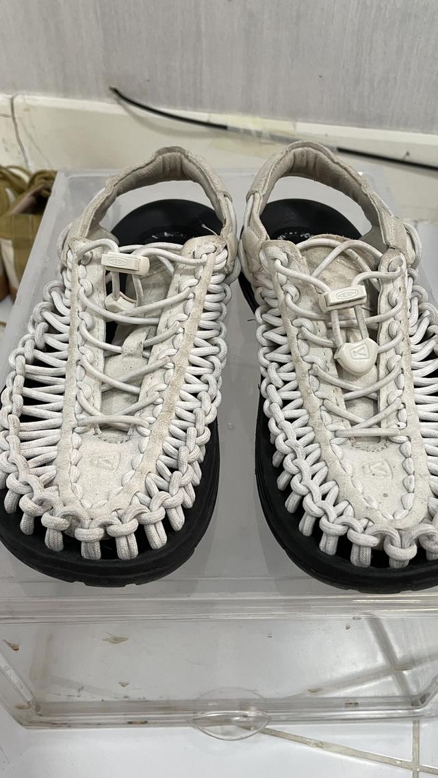 รองเท้า keen สีขาวครีม