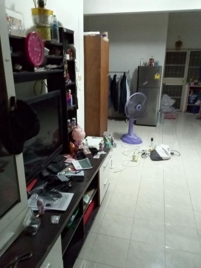 บ้านทาวน์เฮ้าส์ 3ห้องนอน 2ห้องน้ำ 1ห้องครัว 1ห้องเก็บของ จอดรถยนต์ได้2คัน หมู่บ้านแฟมิลี่ซิตี้ อำเภอเมืองชลบุรี ใกล้นิคมอมตะนคร ห่างมอเตอร์เวย์5นาที 2