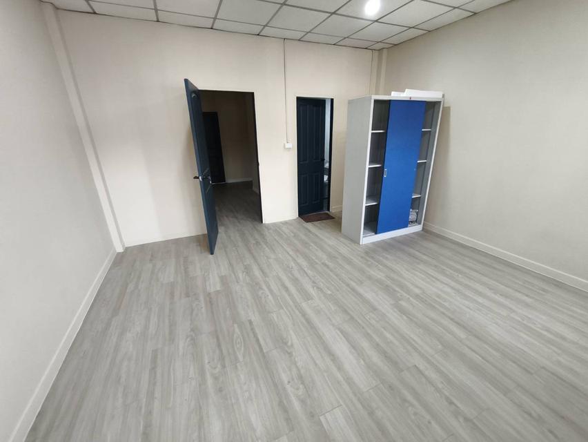 ขายบ้าน 3 ชั้น รีโนเวทใหม่ทั้งหลัง พร้อมอยู่ หมู่บ้านธนะสิน 9 นวมินทร์ 86 14