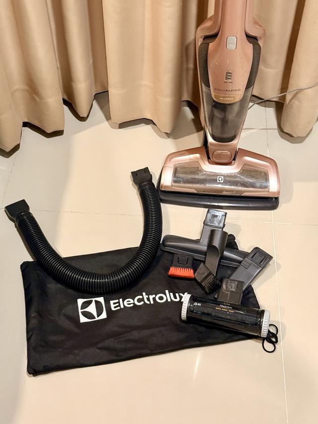 เครื่องดูดฝุ่นไร้สาย Electrolux 2 in 1 สีโรสโกลด์ สวยหรู พร้อมอุปกรณ์ครบชุด รูปที่ 2