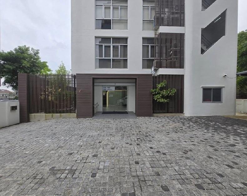 ให้เช่าอาคารสำนักงาน 8 ชั้น มีลิฟท์โดยสารในอาคาร ซอยศรีนครินทร์ 40 เข้าซอยไม่ลึก 1